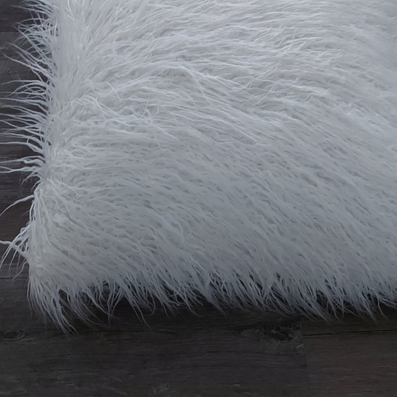 Large Fur Throw Pillow (1 pillow) - Picture 3 of 9